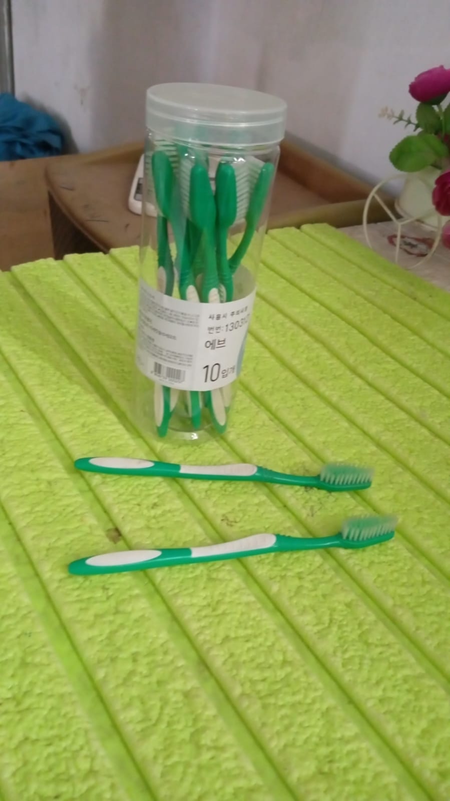 Plastic Toothbrush With Plastic Round Box for Men and Women, Kids, Adults Plastic Toothbrush (10 pcs Set)